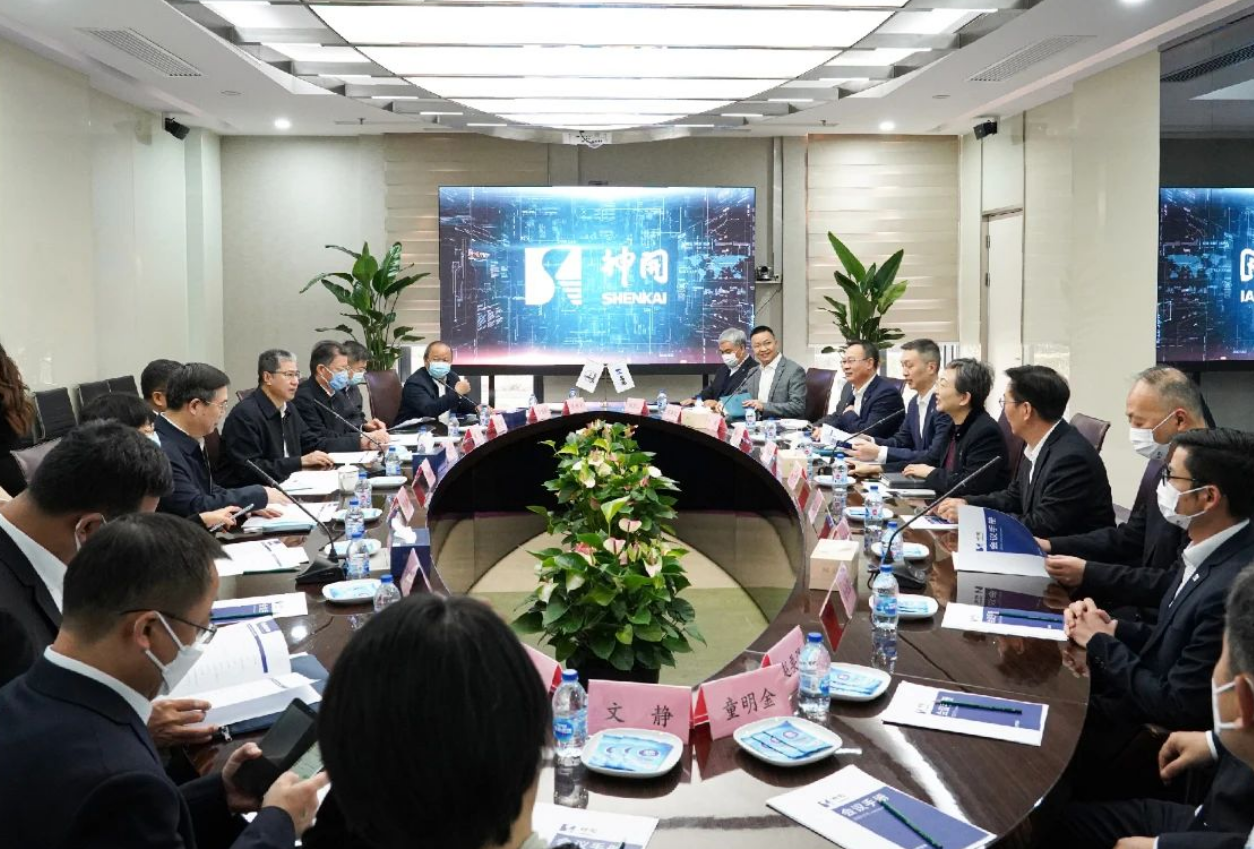 中石化高級(jí)副總裁劉宏斌一行益臨神開(kāi)參觀(guān)考察(圖2) 中石化高級(jí)副總裁劉宏斌一行益臨神開(kāi)參觀(guān)考察(圖2)