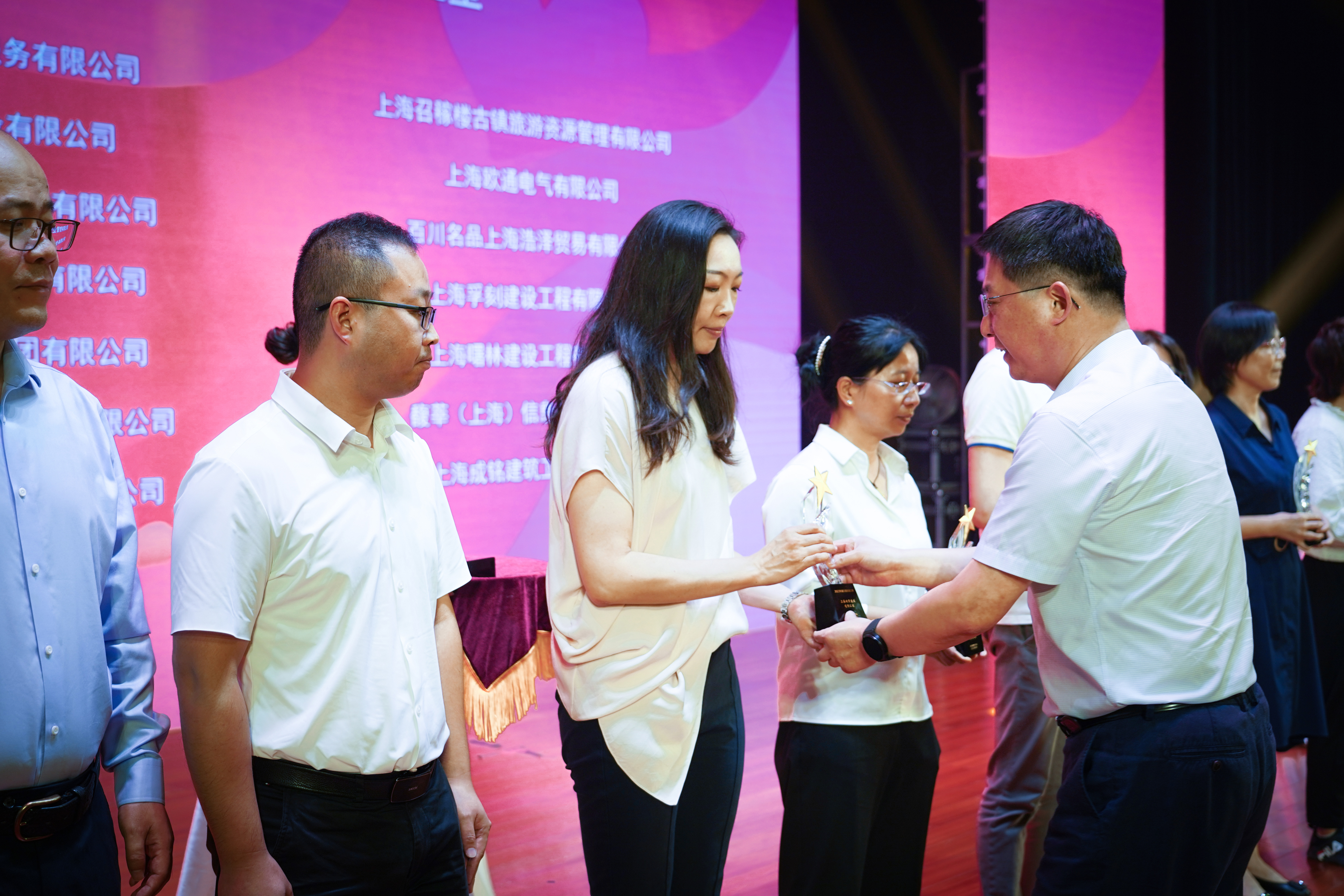 守護夕陽,為愛而行——神開再次獲得“浦江鎮慈善之星”榮譽稱號(圖2) 守護夕陽,為愛而行——神開再次獲得“浦江鎮慈善之星”榮譽稱號(圖2)